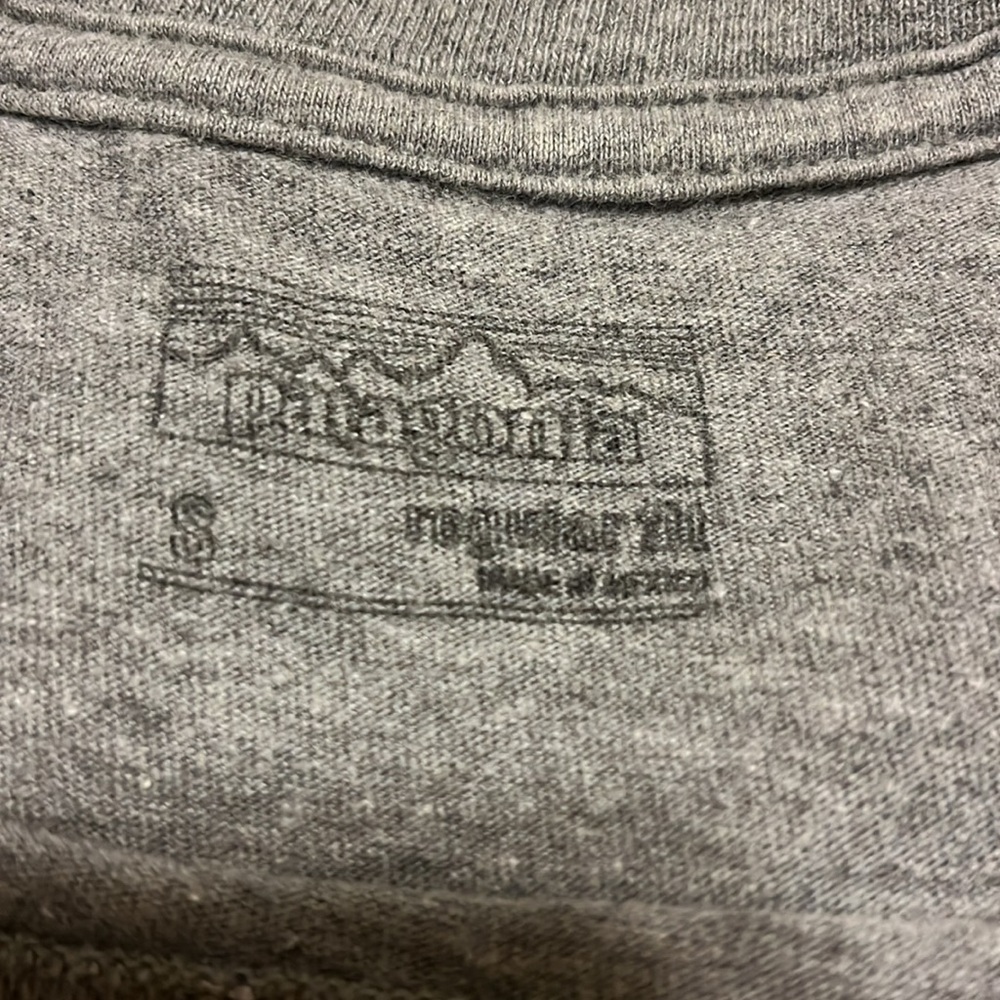 Patagonia Mens Small Long Sleeve Shirt Logo Responsibili-Tee Spellout Graphic - Picture 4 of 9
